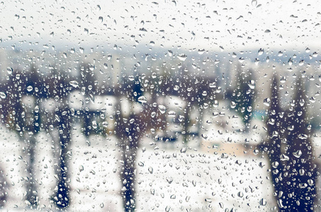 冬天窗户上的雨滴或雨夹雪。