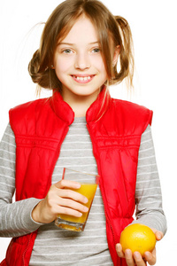 小女孩用桔子和果汁