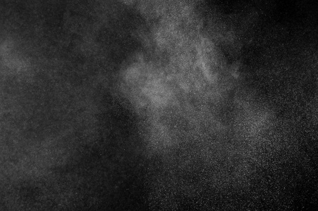 白色粉末在黑色背景上爆炸。 抽象的白色尘埃纹理。
