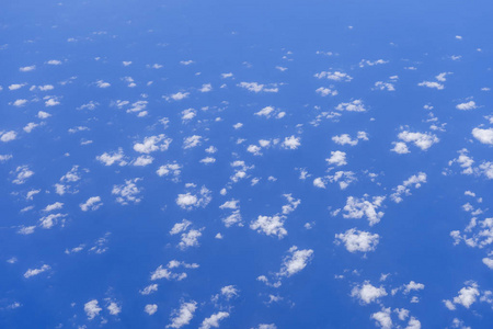 蓝天从飞机上带走的云