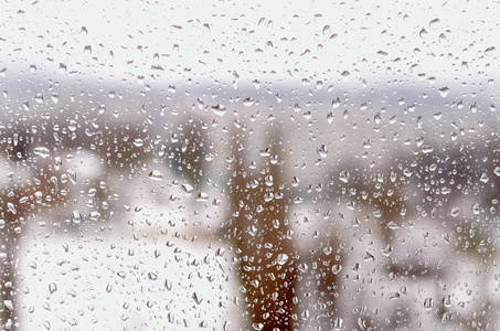 冬天窗户上的雨滴或雨夹雪。