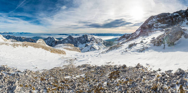 壮观的冬季山脉全景, 有早期积雪覆盖的山峰