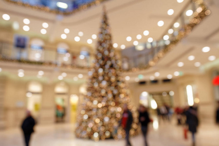 圣诞树前圣诞购物中心的顾客图片