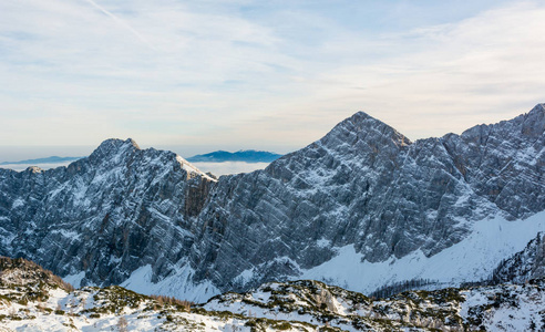 壮观的冬季山脉全景, 有早期积雪覆盖的山峰