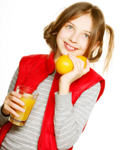 小女孩用桔子和果汁