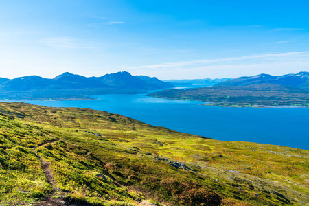 挪威特罗姆瑟海峡和特罗姆塞海峡周围的山脉和丘陵的鸟瞰图