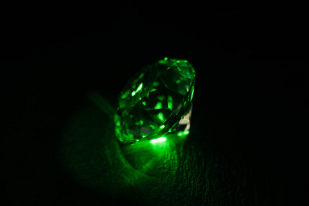 明亮的钻石与明亮的绿色霓虹灯暗背景