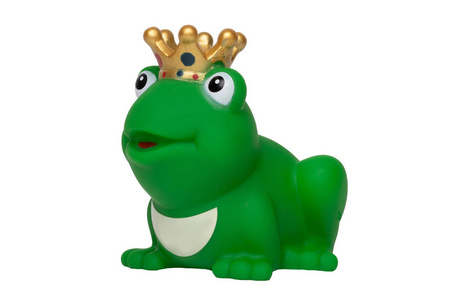 橡胶青蛙玩具。 有趣的可爱橡胶绿色青蛙王或青蛙王子玩具孤立在白色背景上。 宏观的。