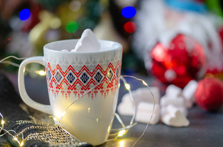 热巧克力与棉花糖在陶瓷杯和圣诞节装饰。