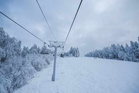 冬季雪覆盖的树木，冬季滑雪场，冬季山脉和滑雪缆车