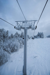 冬季雪覆盖的树木，冬季滑雪场，冬季山脉和滑雪缆车