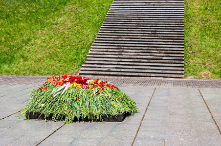 每年5月9日在维尔纽斯举行的第二次世界大战胜利日，一束束鲜花在军事公墓的永恒火焰纪念碑附近盛开