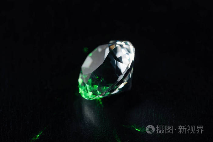 黑色背景带绿光的亮钻石