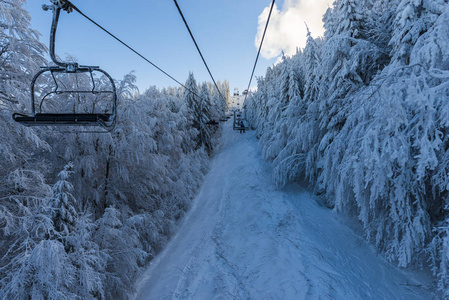 雪覆盖滑雪场，冬季山脉和滑雪缆车