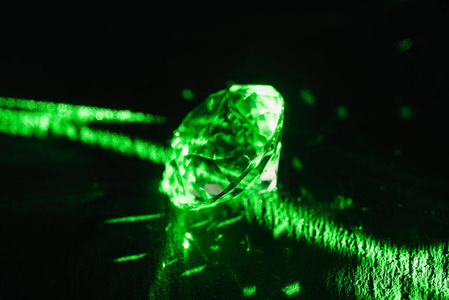 纯钻石，亮绿色霓虹灯，深色背景