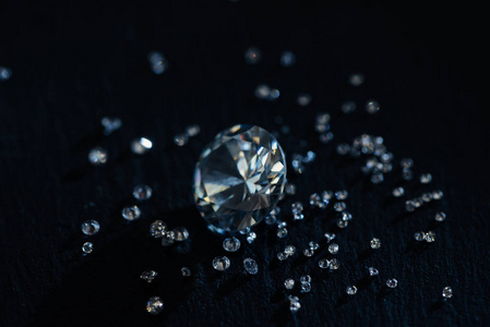 黑色钻石上分离出的大大小小的透明钻石