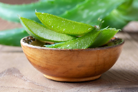 芦荟凝胶在玻璃碗与新鲜植物