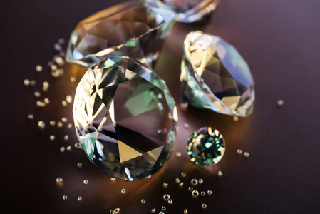 透明钻石对棕色背景的选择性聚焦