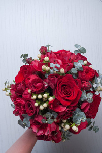 红色玫瑰花束。 灰色背景的结婚花