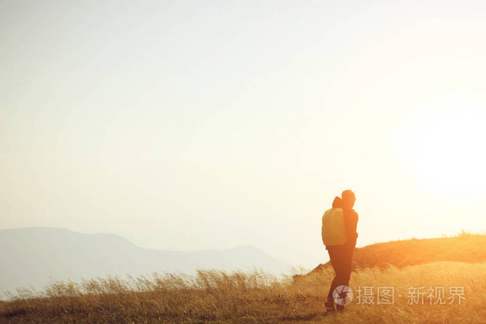 走的人小船上的年轻人在钓鱼天在咸湖的美丽日落背包旅行性质背包旅行