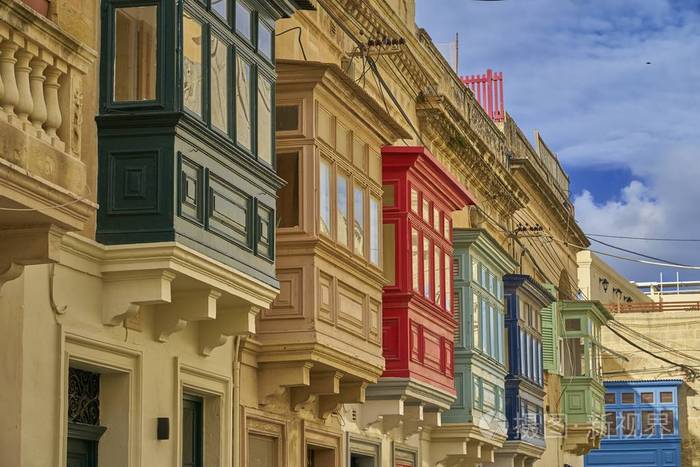 马耳他(主要岛屿)欧洲一排传统的城镇房屋与封闭的阳台,每个涂上不同