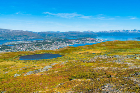 挪威特罗姆瑟海峡和特罗姆塞海峡周围的山脉和丘陵的鸟瞰图