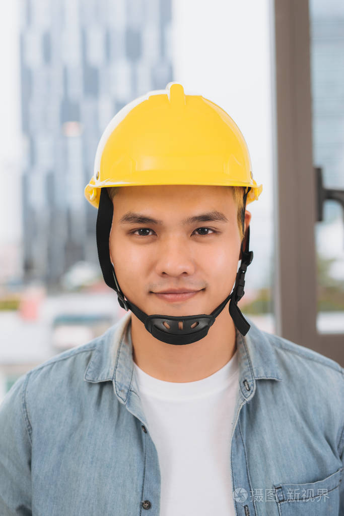 建筑工地上戴着黄色头盔的年轻人.
