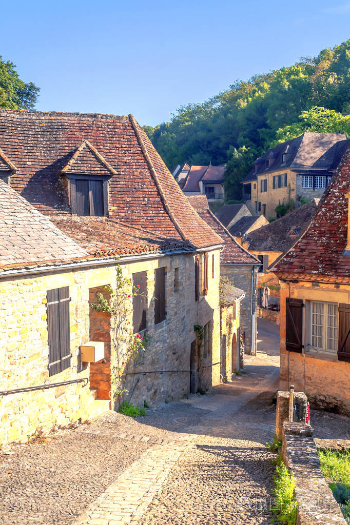 中世纪的阿基坦村,它的石屋在法国南部阴天.