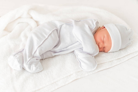 昏昏欲睡的婴儿特写镜头在婴儿床