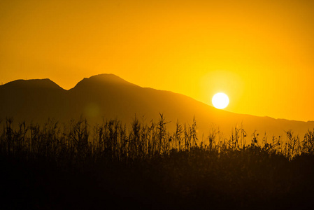 日落或日出太阳从山上升起照片