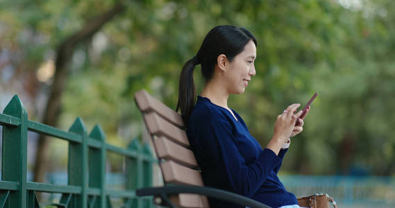在公园里用手机的女人