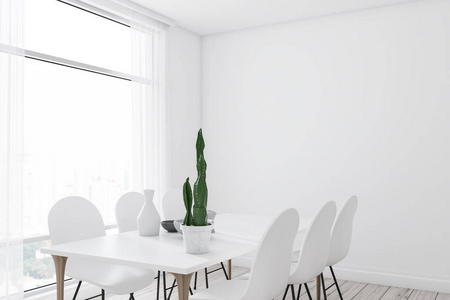 现代餐厅的角落，有白色的墙壁，木制的地板，大窗户和白色的长桌，白色的椅子。3D渲染