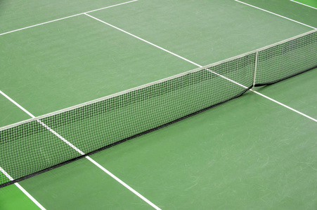 空的户外绿色硬网球场的空中形象