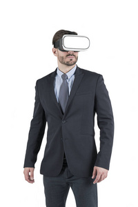 戴着灰色领带和VR眼镜的深色西装的白种人年轻商人的孤立肖像。