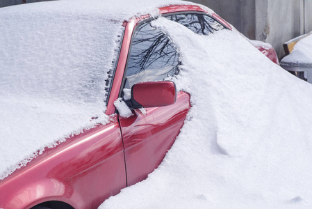 雪地里汽车图片