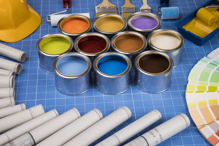 油漆刷锡罐，颜色指南样品，蓝色背景