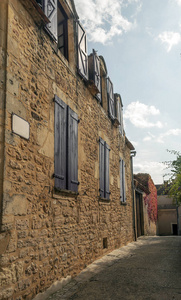 中世纪的阿基坦村，它的石屋在法国南部阴天。