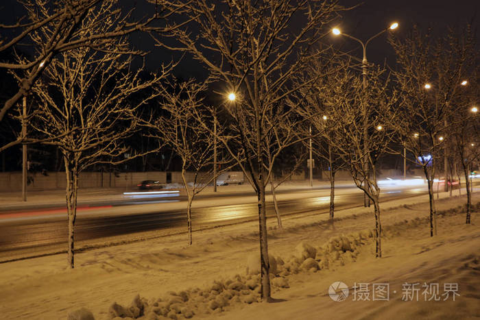 冬日的夜晚散步的图片图片