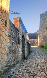 中世纪的阿基坦村，它的石屋在法国南部阴天。