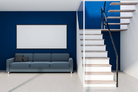客厅内部有蓝色墙壁，混凝土地板，长蓝色沙发，上面有水平海报，紧挨着楼梯。 3D渲染模拟