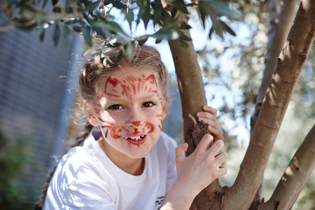 像猫一样可爱的女孩,有脸猫,化妆生日,笑得像小老虎一样咆哮照片