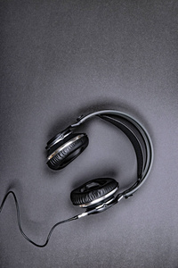 黑色专业耳机在一个黑暗的银色背景