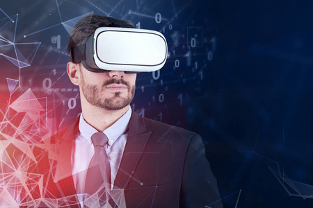 留胡子的年轻商人的肖像，戴着VR眼镜，站在蓝色背景上，有沉浸式二进制数接口和网络全息图。 双曝光调色图像模拟