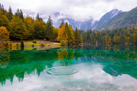 秋天美丽的湖富辛山湖和意大利北部背景的曼加特山阿尔卑斯山欧洲