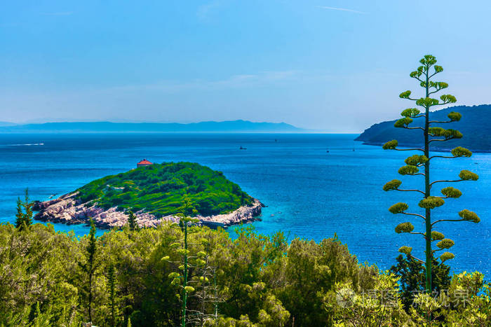 地中海岛屿夏季景观维斯镇克罗地亚旅游目的地前面的风景如画的小岛上