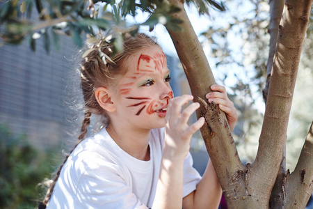 可爱的女孩,有脸猫,化妆生日,笑得像小老虎一样咆哮照片