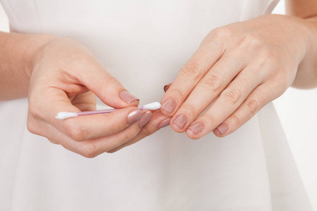 擦指甲指甲护理员用棉签擦拭指甲照片