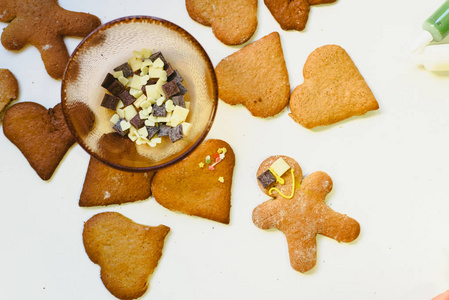 自制姜饼饼干，五颜六色的装饰品和巧克力。