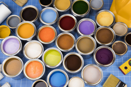 背景来自多种颜色的油漆罐