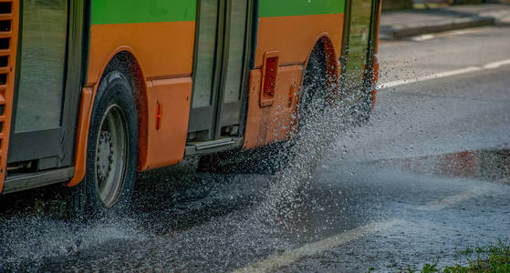 路滑的危险旅程照片